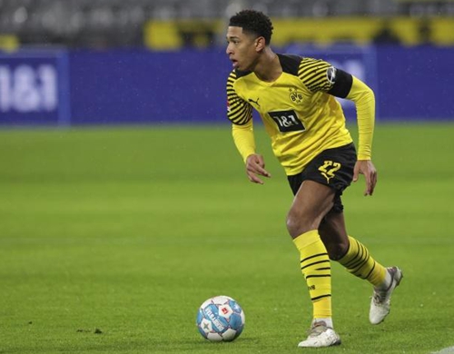 打破小贝纪录，布鲁日前锋福布斯是欧冠对巴萨传射最年轻球员