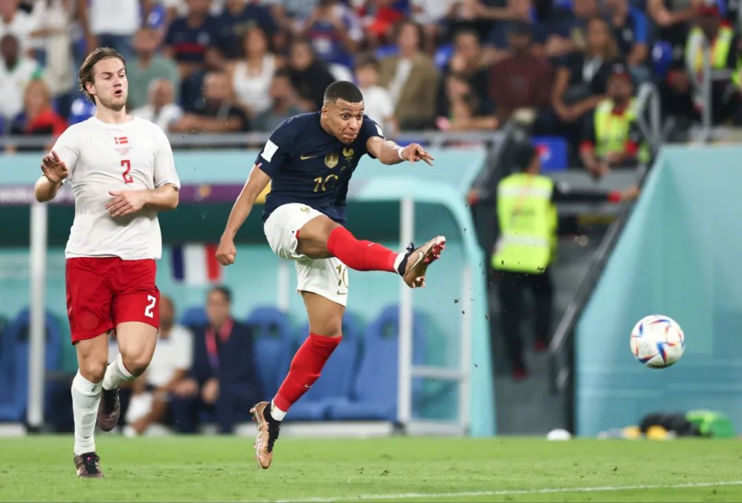 《神圣之门》童话城开启 懵懂少女加冕为王