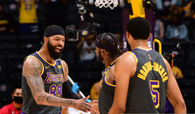 BLG被TES零封，打野脸探草丛，失误不断，又要背锅了