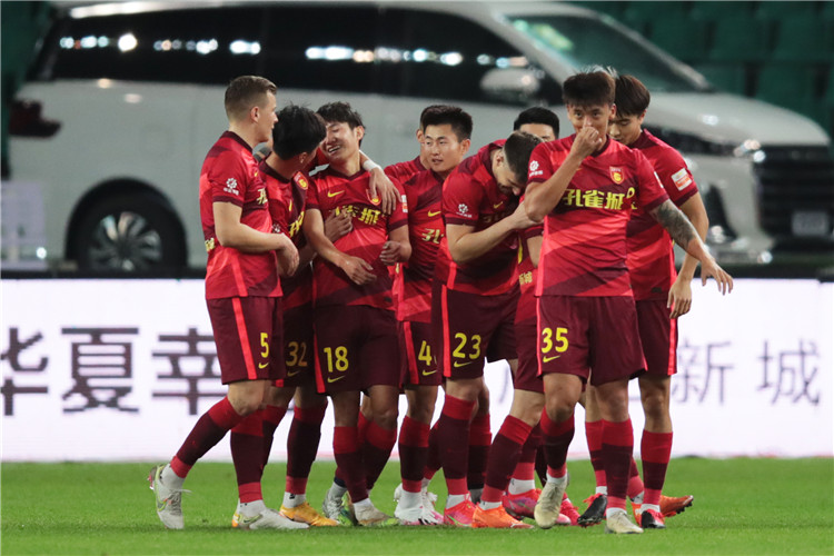 阿里纳斯：欧文晚上11点找我去他家吃牛排，结果他拉着我打单挑！