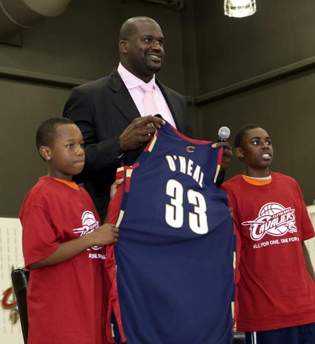 武汉盛帆女篮向仙桃中学捐赠2018万元，女篮队员闪亮登场